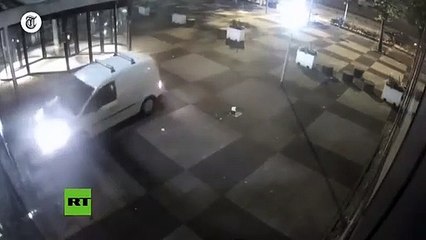 Una cámara de vigilancia grabó este sucio ataque a un periódico en Países Bajos