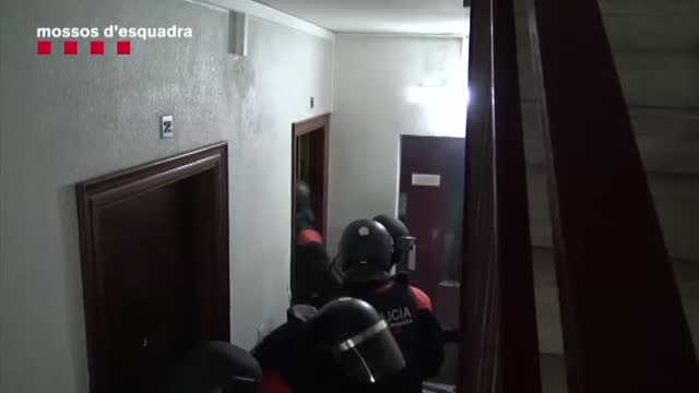 Los Mossos detienen a tres miembros de un grupo criminal que robaba en domicilios por el sistema del pico de loro