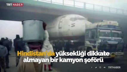 Hurda uçak taşıyan kamyon köprü altına sıkıştı