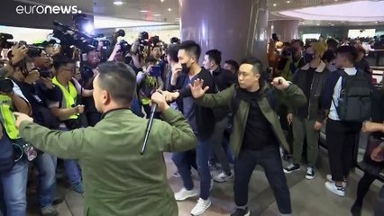 Schlagstöcke und Pfefferspray im Einkaufszentrum an Heiligabend