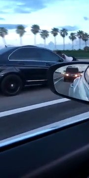 Este hombre va por la autopista sobre el capó de un coche a 110 kilómetros por hora