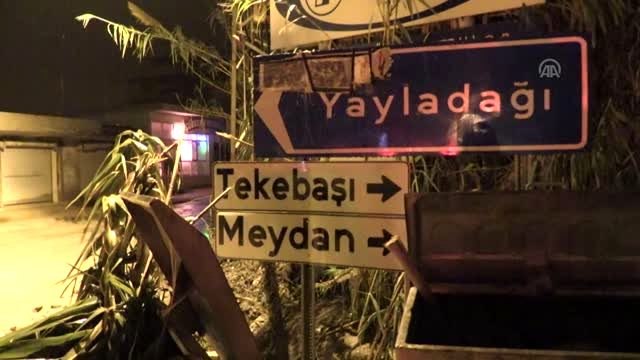 Aşırı yağış nedeniyle yol çöktü
