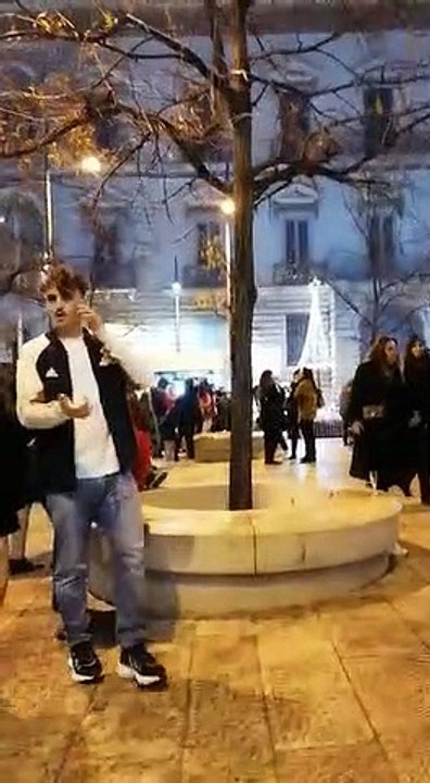 Natale ad Andria, la movida della Vigilia e ... i rifiuti - video girato da un cittadino