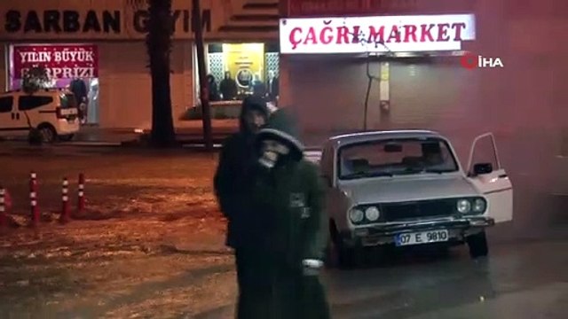 Sağanak yağış nedeniyle sulama kanalı taştı, ana yol sular altında kaldı