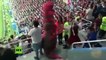 Este hombre disfrazo de mujer ataca a un 'dinosaurio' durante un partido del Mundial