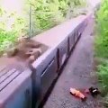 Lo salvan en el último segundo de ser arrollado por el tren