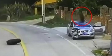 ¡Se salva de milagro! Dos neumáticos de camión destrozan un coche con el conductor dentro