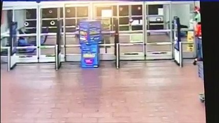 Este tipo aparca su furgoneta dentro del supermercado