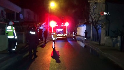 Garajdaki hafif ticari araç yanarak kullanılamaz hale geldi