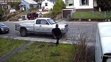 Esta mujer pilla a un ladrón intentando robarle el coche y pasa esto…