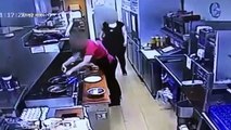 Un hombre entra en la cocina de un restaurante y golpea brutalmente a una empleada