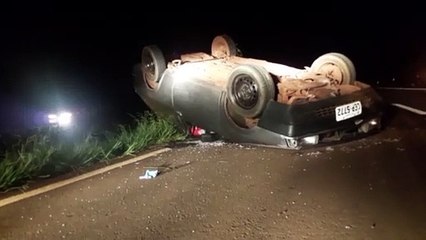Homem é ejetado em capotamento na BR-467 em Cascavel