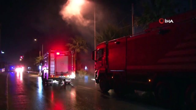 İzmir’de servis bakım alanında yangın: 6 araç yanarak küle döndü
