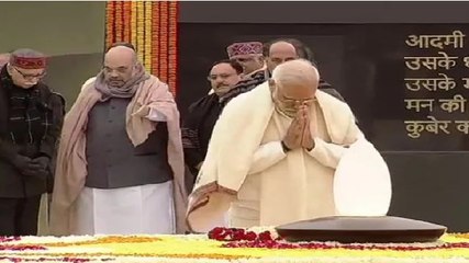 Скачать видео: PM Narendra Modi, Amit Shah pay tributes to Atal Bihari Vajpayee on his 95th birth anniversary