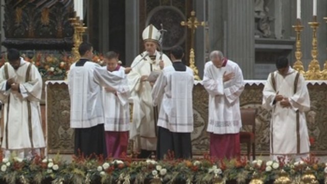 El papa afirmó que Dios ama a cada hombre, incluso al peor, en misa del Gallo