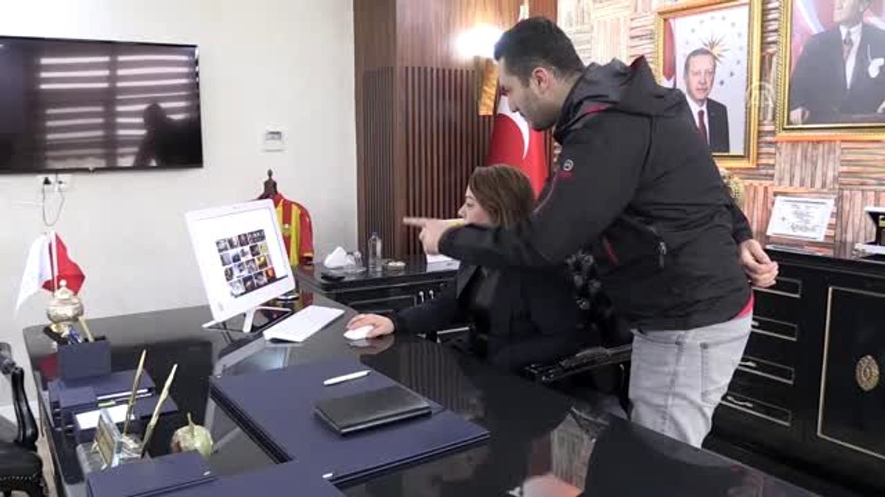 Malatya Turgut Özal Üniversitesi Rektörü Karabulut, AA'nın "Yılın Fotoğrafları"nı oyladı