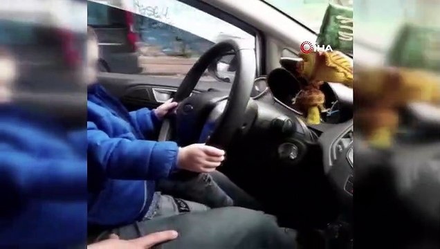 Çocuğa otomobil kullandıran sorumsuz sürücü kamerada