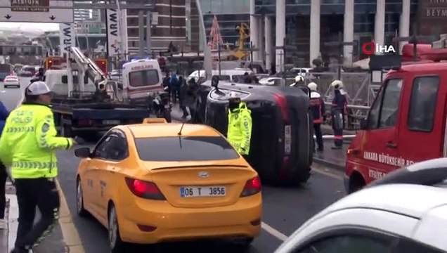 Ankara'da Yağış Sonrası Kayganlaşan Zeminde Kayan Araç Takla Attı