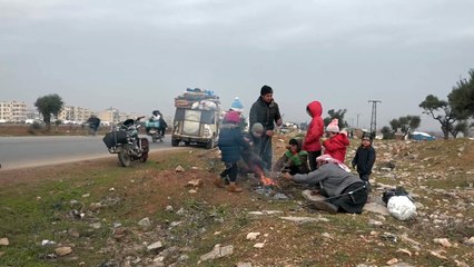 وسط ظروف قاسية جدا.. استمرار موجات النزوح من ريف إدلب