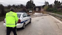 Adana'da sağanak nedeniyle yol çöktü