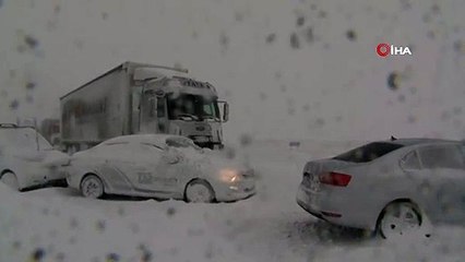 Kayseri'de Tipi Nedeniyle Otomobiller ve Tırlar Yolda Mahsur Kaldı