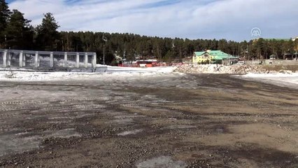 Kars'ta yapılacak şehit heykelleri için kamyonlarla kar taşınıyor