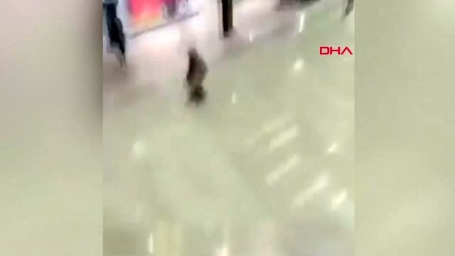 Hong kong'da bir eylemci alışveriş merkezinin ikinci katından zemine atladı
