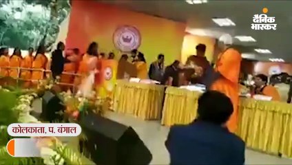 दीक्षांत समारोह में छात्रा ने सीएए की कॉपी फाड़ी