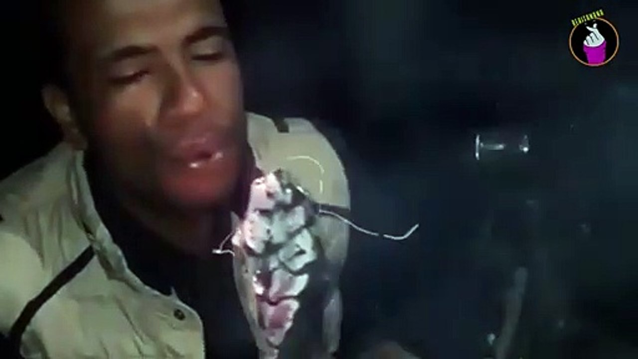 Ini Dia Manusia Super Asli! Pria Ini Bisa Memakan Bara Api Dari Kayu Bakar!