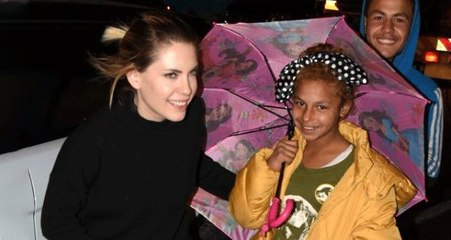 Yasak Elma'nın Yıldız'ı Eda Ece sokakta gördüğü küçük kıza mont aldı