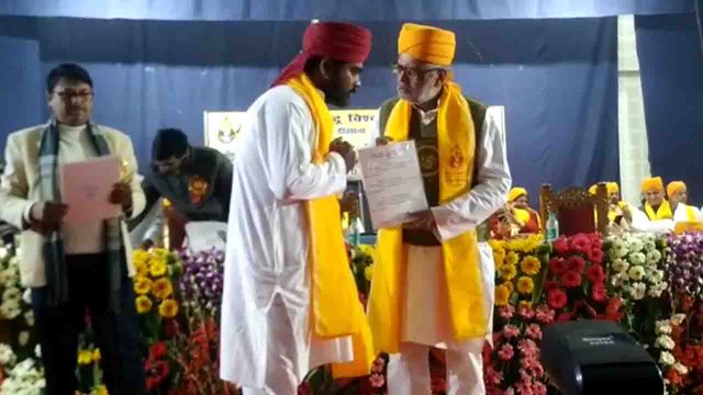 Protest: BHU छात्र ने दीक्षांत समारोह में डिग्री लेने से किया इनकार, JU में फाड़ी CAA की कॉपी