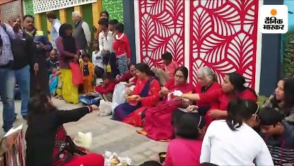 आदर्श रोड पर इंदौरियों ने की टिफिन पार्टी, 7 करोड़ की लागत से बड़ी सड़क पर बैठ लोगों ने खाया खाना