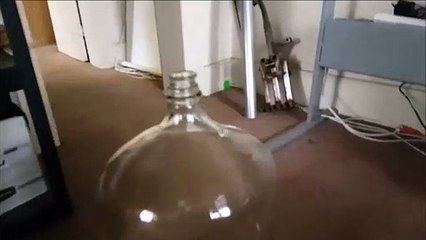 Expérience incroyable : il enflamme du gaz dans une grosse bouteille