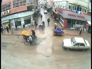 Mobese kameralarına yansıyan komik anlar