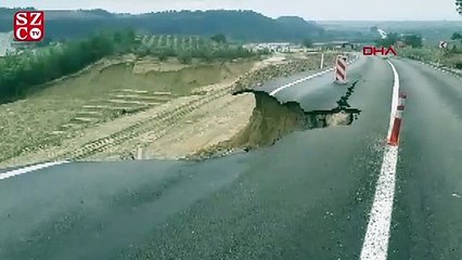 6 ilçeyi Adana’ya bağlayan karayolu çöktü