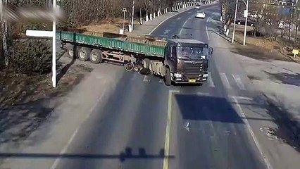 CCTV footage: Chinese cyclist lucky to survive after rolling under truck