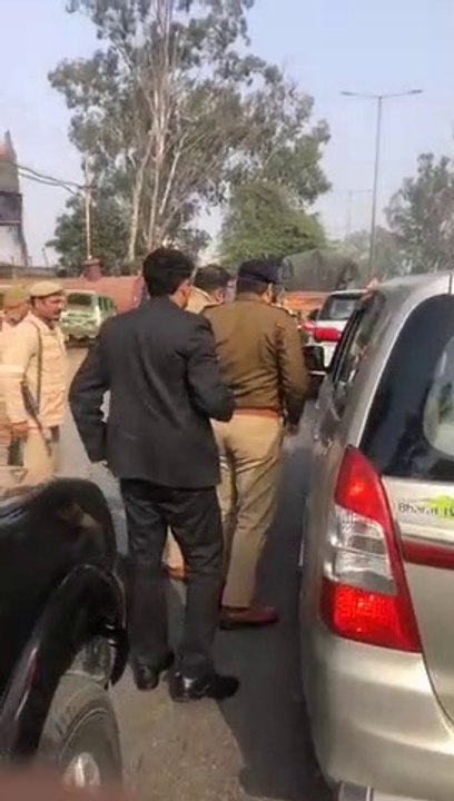 Rahul - priyanka को मेरठ जाने से रोकती पुलिस असली video सामने आई