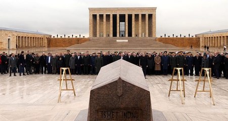 CHP, 46. ölüm yıl dönümünde İsmet İnönü'nün mezarını ziyaret etti