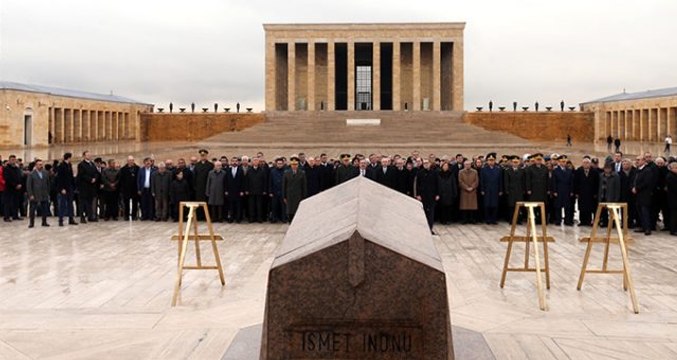 CHP, 46. ölüm yıl dönümünde İsmet İnönü'nün mezarını ziyaret etti