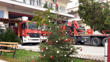 Χριστούγεννα στο καθήκον για τους πυροσβέστες και τους διασώστες του ΕΚΑΒ Λαμίας