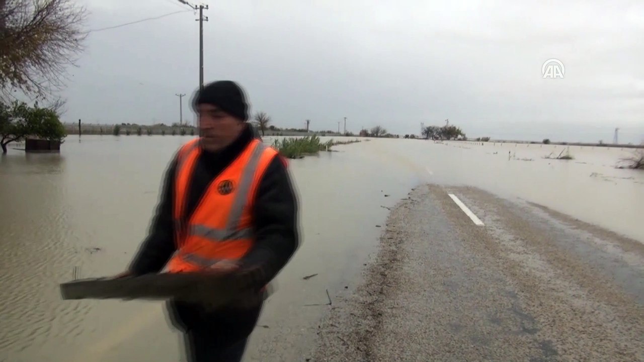 Adana'da sel Kozan-Ceyhan yolunu kapattı - ADANA
