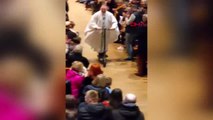 İrlanda'da bir rahip kiliseyi scooter'ıyla terk etti, o anlar kameraya yansıdı