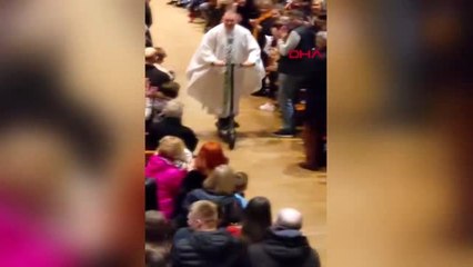 İrlanda'da bir rahip kiliseyi scooter'ıyla terk etti, o anlar kameraya yansıdı