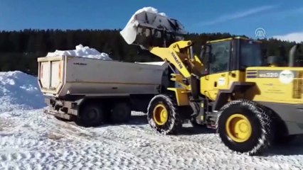 Kars'ta yapılacak şehit heykelleri için kamyonlarla kar taşınıyor
