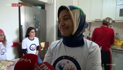 Evlerinde pişen yemeği ihtiyaç sahiplerine ulaştırıyorlar