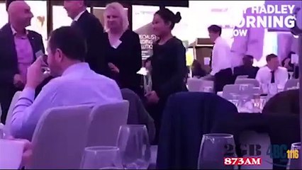 Este presentador de un evento benéfico para discapacitados insta al público a "cerrar la boca"