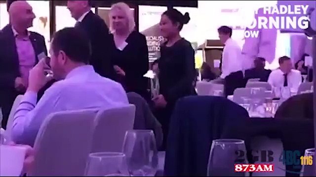 Este presentador de un evento benéfico para discapacitados insta al público a cerrar la boca