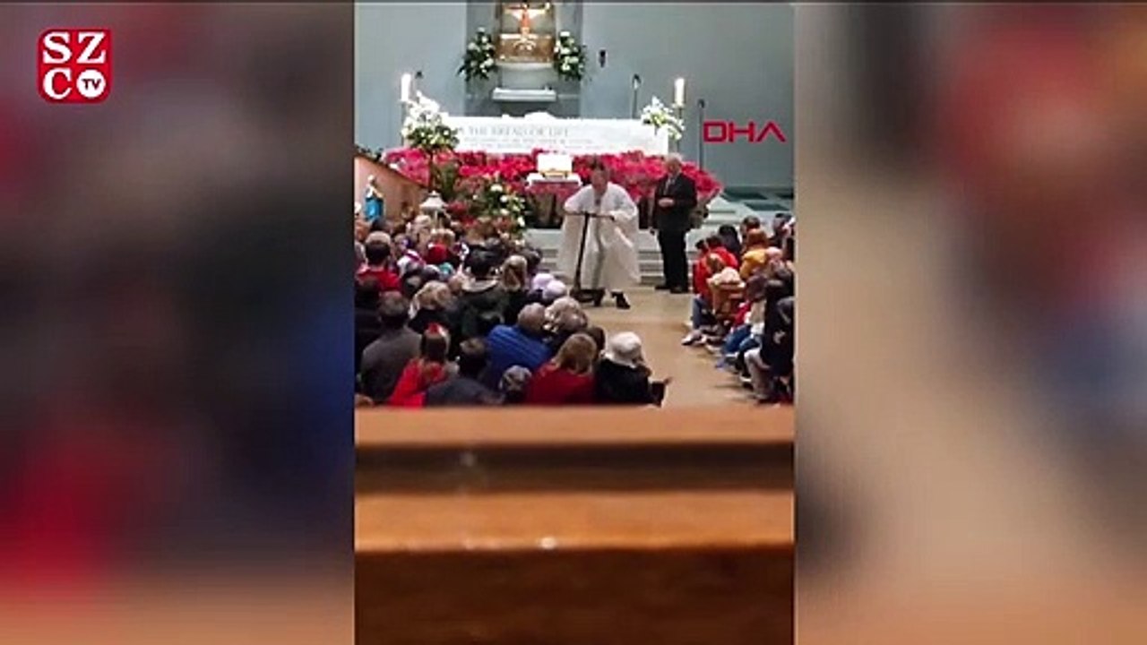 İrlanda'da bir rahip kiliseyi scooter'ıyla terk etti.