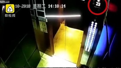 Niña se ata desde fuera a una cuerda, sube a un ascensor , lo pone en marcha y pasa esto…