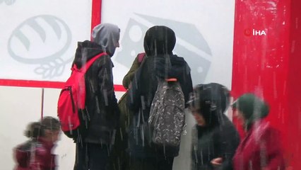 Ağrı’da beklenen kar yağışı başladı